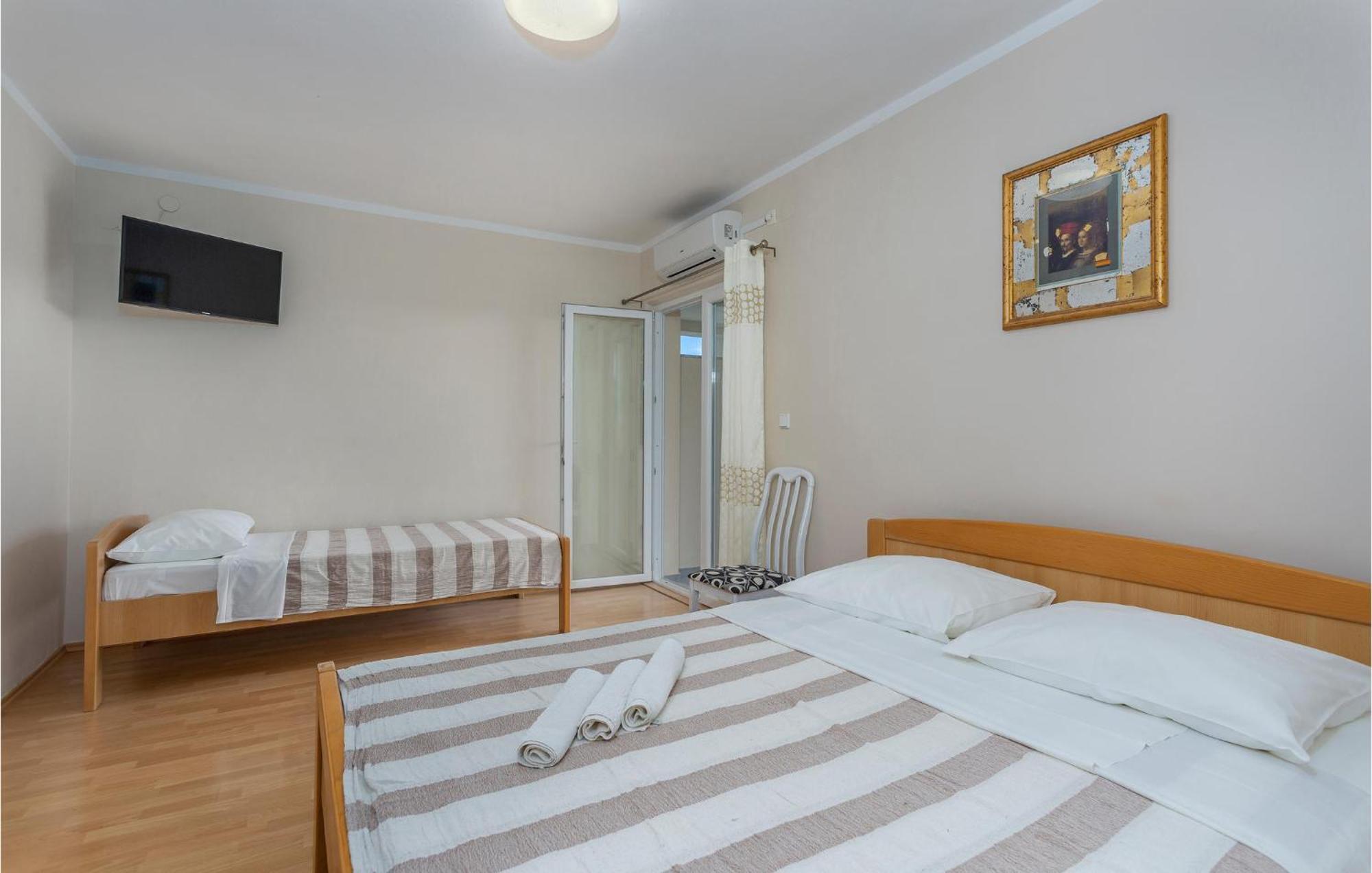 2 Bedroom Beautiful Apartment In Pinezici Exteriér fotografie