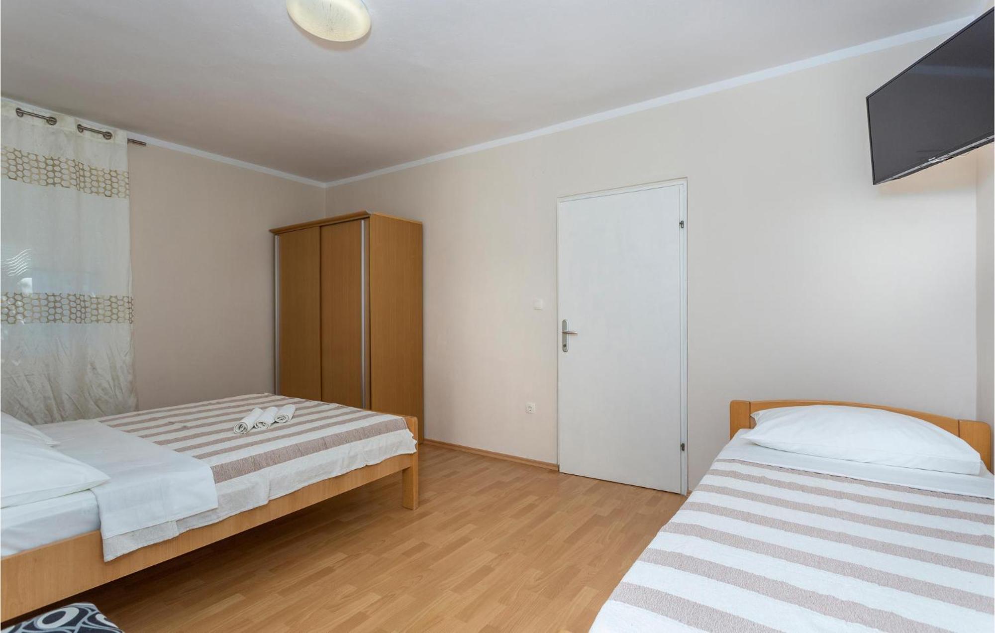 2 Bedroom Beautiful Apartment In Pinezici Exteriér fotografie